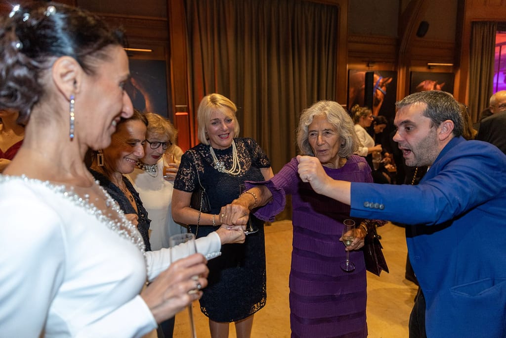 Magicien qui lance une pièce lors d'une performance de Close up